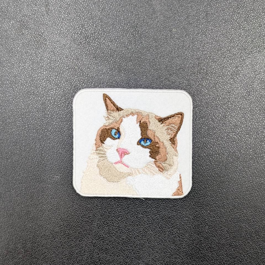 ネコの刺しゅうワッペンの画像