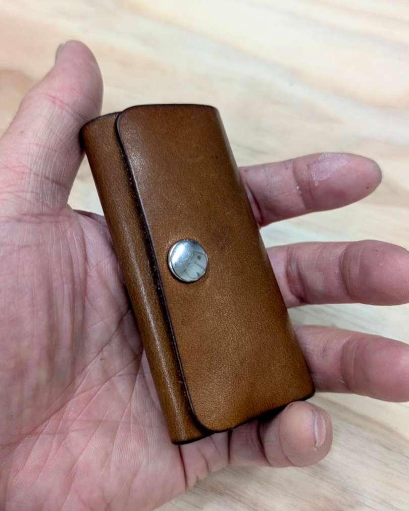 手の上に乗せた、お手入れしていない柏川の革小物