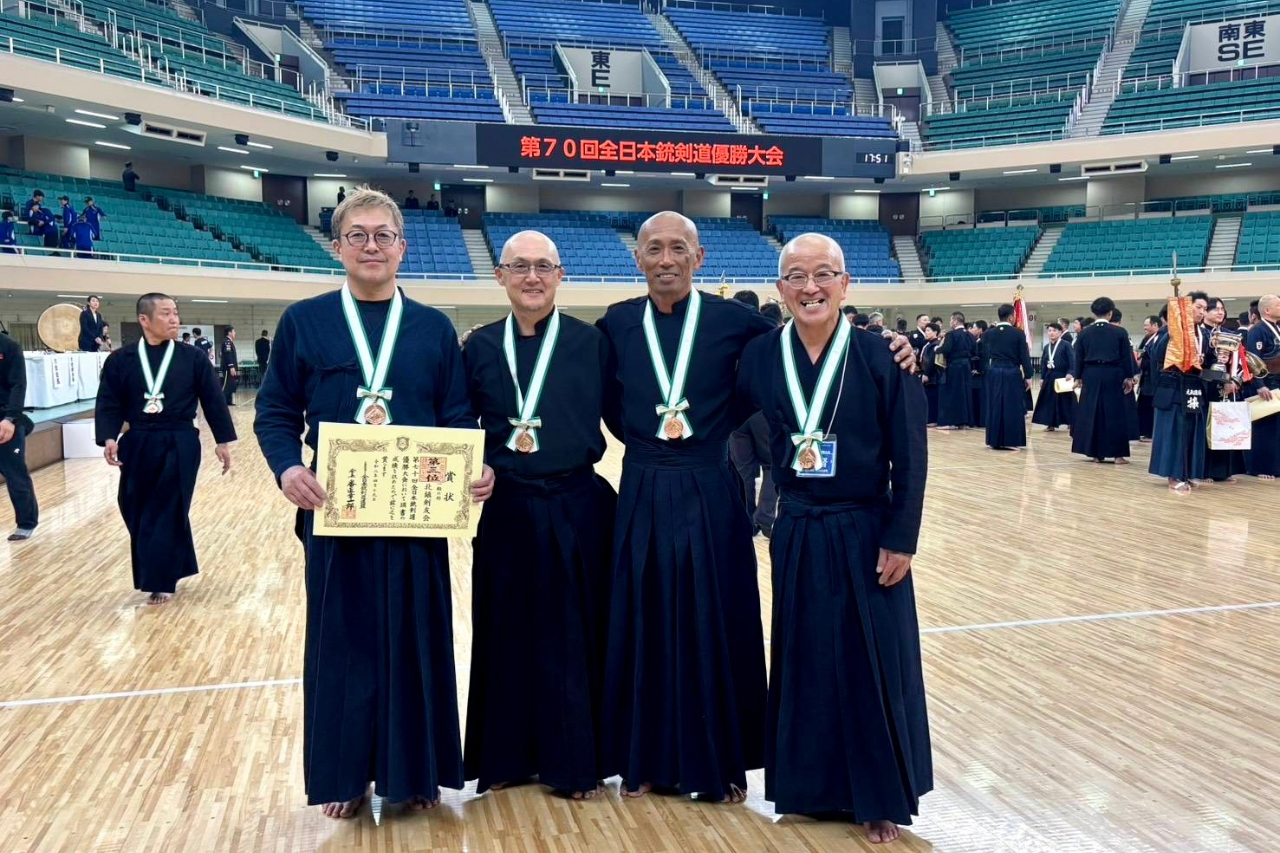 全日本銃剣道優勝大会試合後に、メダルを下げた北鎮剣友会の仲間たちとの記念写真