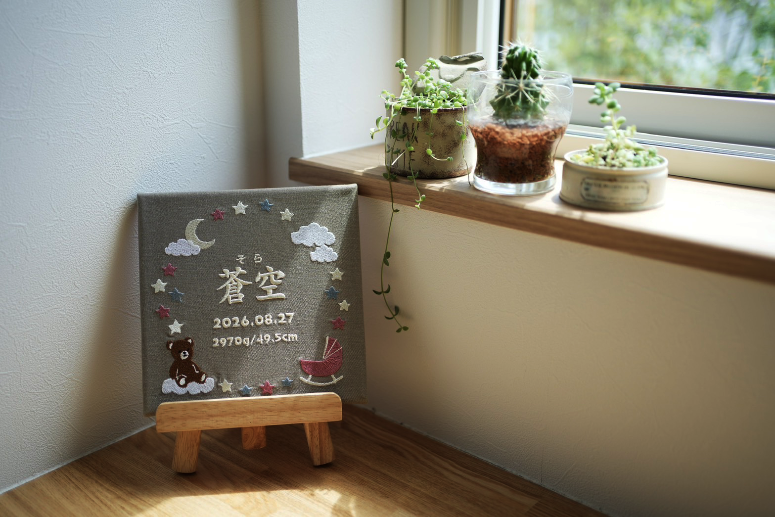 窓辺に飾った刺繍命名書